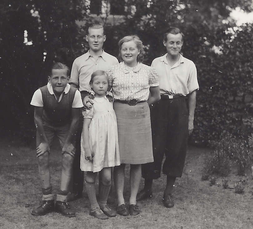Ernst Terug uit Dachau met de broers en zussen vlnr Gerrit Ernst Loukie Agnes OscarDET 1945